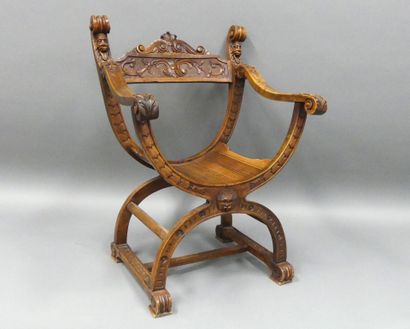 Fauteuil Dagobert en noyer sculpté à décor...