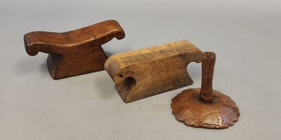 Lot comprenant : - Deux éléments en bois....