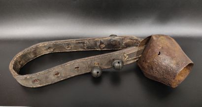 Ancienne cloche de mulet en bronze avec son...