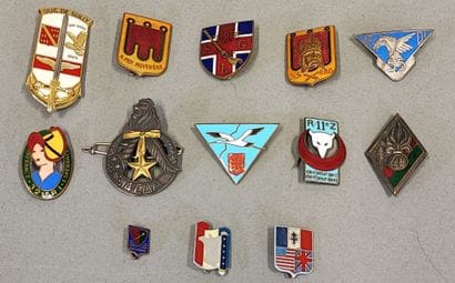 Lot d'insignes en métal émaillé AUGIS et...