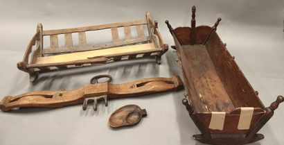 Lot including : - A cradle - five buttons...