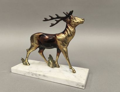 Cerf en métal doré et patiné, sur une base...