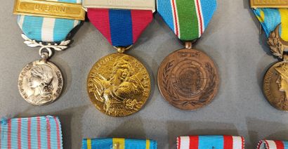 n
Lot de médailles militaires et insignes...