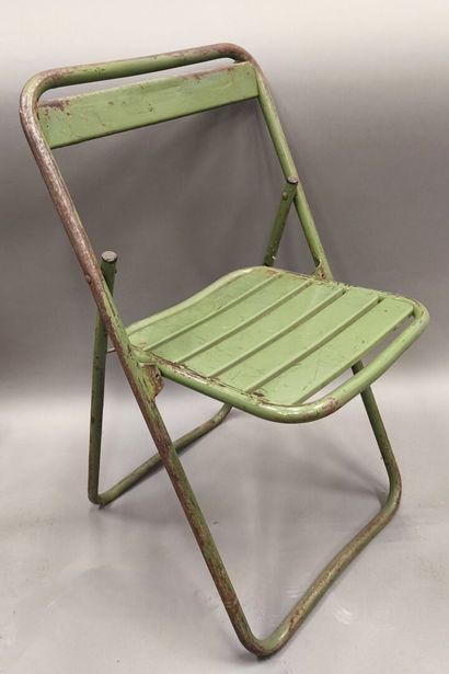 Neuf chaises militaires pliantes en métal...