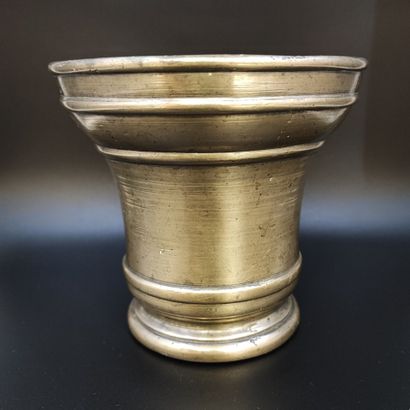 Polished bronze mortar, 17th - 17th century
H.:...