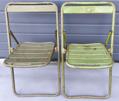 Neuf chaises militaires pliantes en métal...