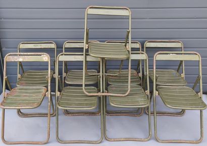 Neuf chaises militaires pliantes en métal...