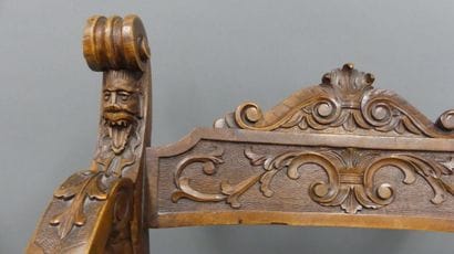 Fauteuil Dagobert en noyer sculpté à décor...