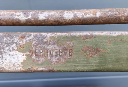 Neuf chaises militaires pliantes en métal...