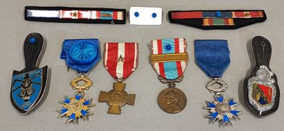 FRANCE. Lot de médailles et insignes militaires...
