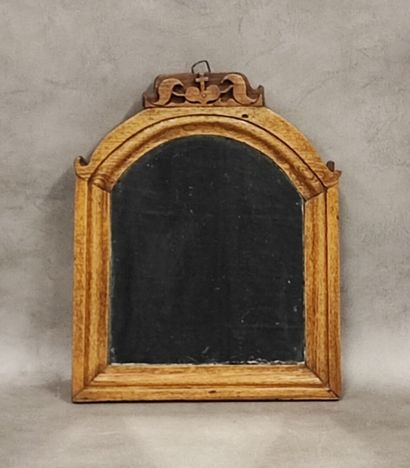 Petit miroir cadre bois, le fronton à décor...