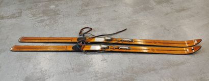 Paire de skis en bois de marque Duret Contreplaqué...