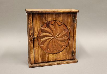 Boite à clés en bois, la porte ornée d'une...