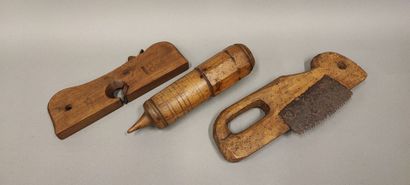 Lot: a planer, a planer-mounted saw and a...