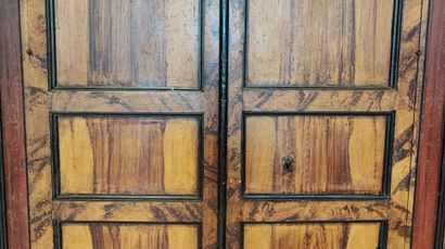 Armoire en pin mouluré peint en trompe-l'œil...