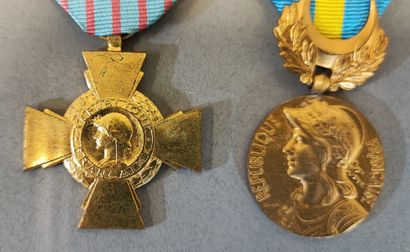 n
Lot de médailles militaires et insignes...