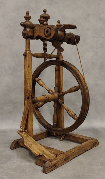 Lot comprenant : - Rouet en bois à décor...