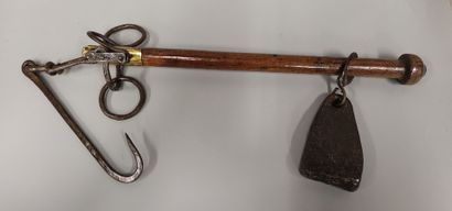 Lot comprenant : - Ancienne balance romaine,...