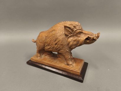 H. Louis (XXème siècle). Sanglier en bois...