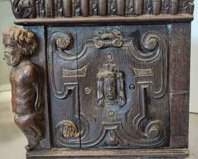 Coffre rectangulaire en bois richement sculpté...