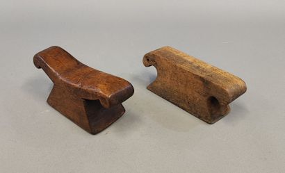 Lot comprenant : - Deux éléments en bois....