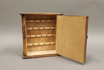 Boite à clés en bois, la porte ornée d'une...
