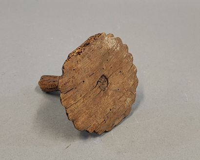 Lot comprenant : - Deux éléments en bois....