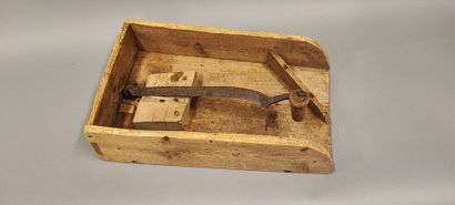 Wooden bread slice, wrought-iron blade.
Oxidation...