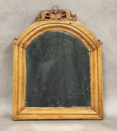 Petit miroir cadre bois, le fronton à décor...