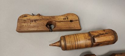 Lot: a planer, a planer-mounted saw and a...