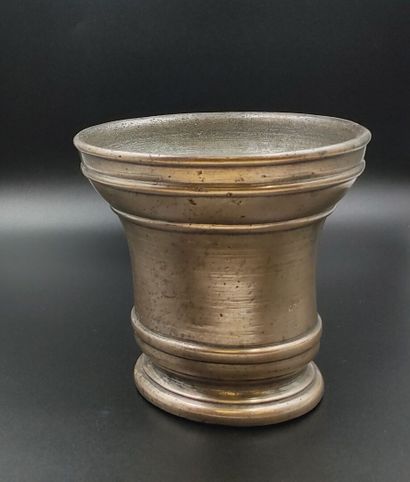 Polished bronze mortar, 17th - 17th century
H.:...