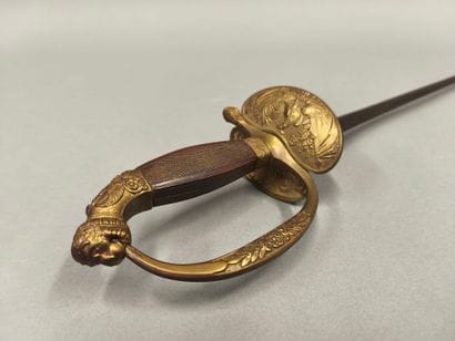 ;
Epée d'officier à pommeau léonin
Fusée...