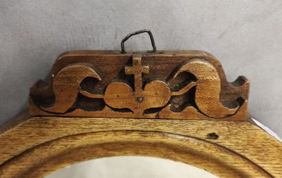 Petit miroir cadre bois, le fronton à décor...