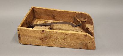 Wooden bread slice, wrought-iron blade.
Oxidation...