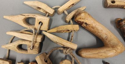 Set of nine wooden pieces: hay kit components,...