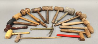 Suite of 16 wooden hammers, bronze, advertising...