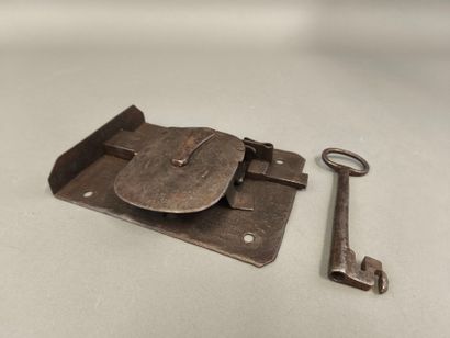 Serrure ancienne et sa clé en fer forgé (fonctionne)
17.5...