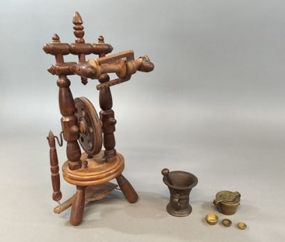 Lot : - socle en bois sculpté 18ème siècle...