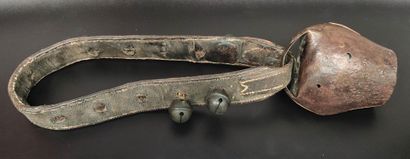 Ancienne cloche de mulet en bronze avec son...