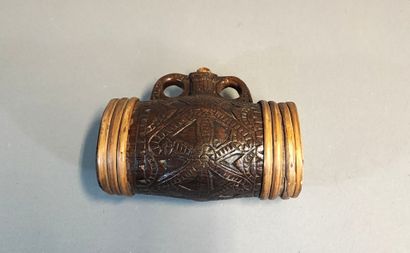 Jardinière en laiton repoussé, les prises...