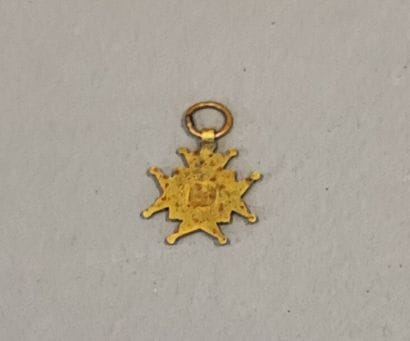 Insigne émaillé à la croix à quatre branches...