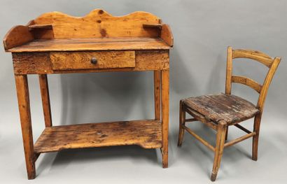 Petite table de toilette en pin verni ouvrant...
