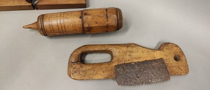 Lot: a planer, a planer-mounted saw and a...