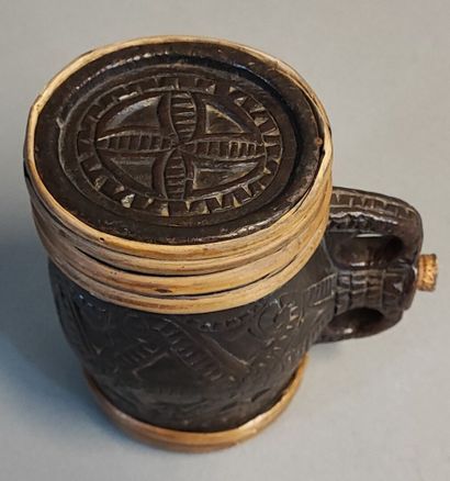 Jardinière en laiton repoussé, les prises...