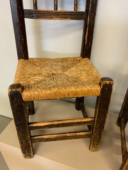QUEYRAS. Paire de chaises en pin cembro et...