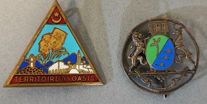 Quatre insignes comprenant : -Territoire...