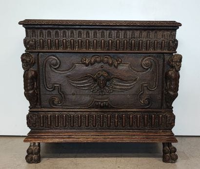 Coffre rectangulaire en bois richement sculpté...