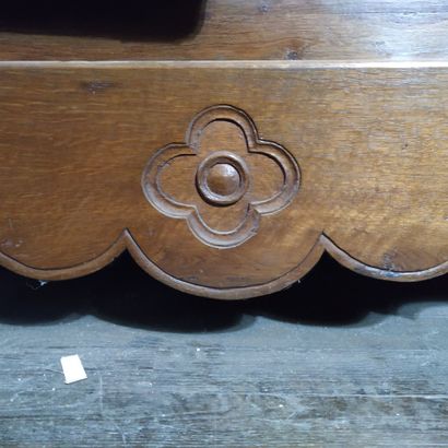 Moulded oak bookcase, 18th century
Two doors...