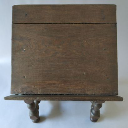 Oak table lectern, 18th century 
Turned wooden...
