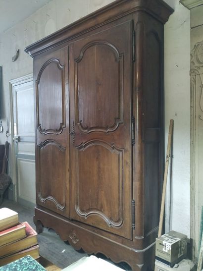 Moulded oak bookcase, 18th century
Two doors...